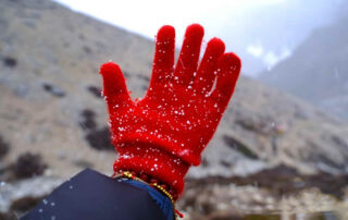 To travel in Daocheng Yading, wear a windbreaker and insulated pants; hats and gloves are also necessary.