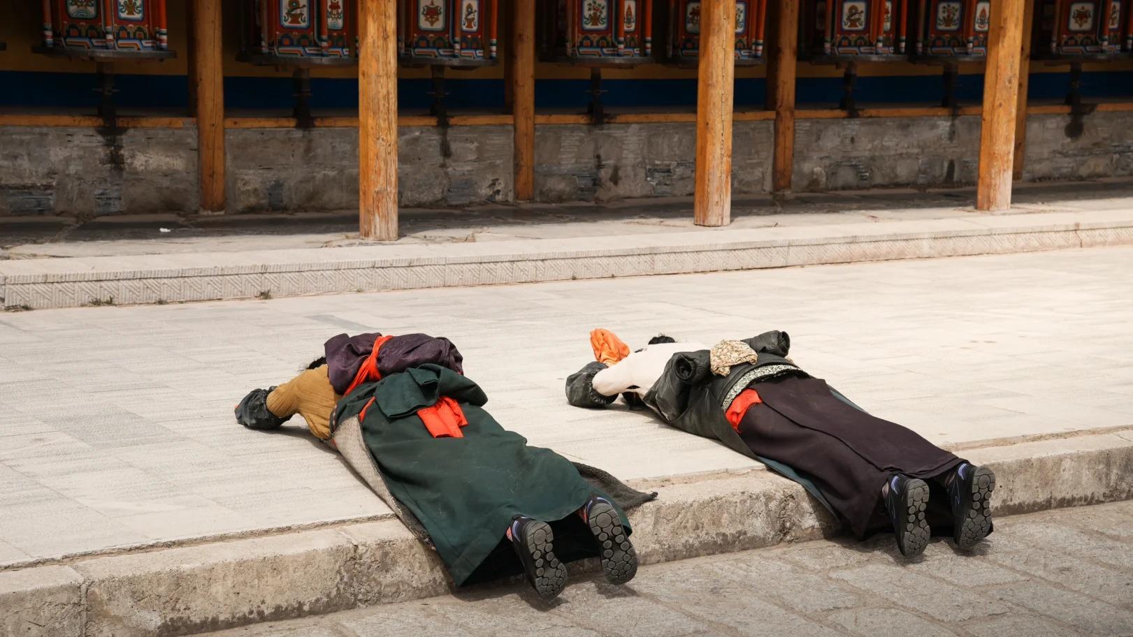 Pilgrims in Labrang Monastery Local Tibetan Pilgrims