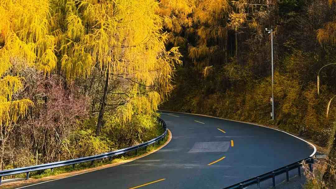 road to Huanglong terraced pools