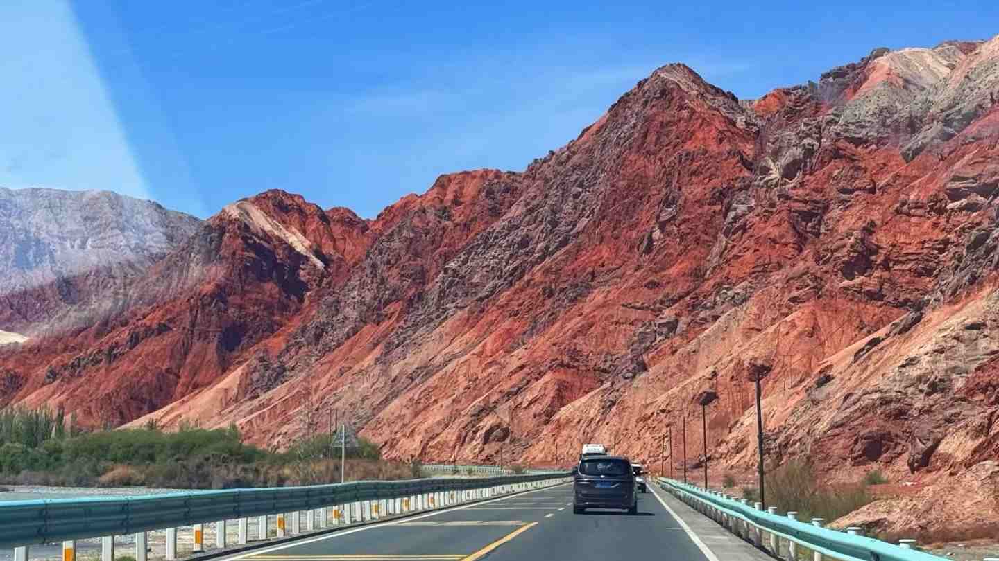 Road to Tianshan Grand Canyon
