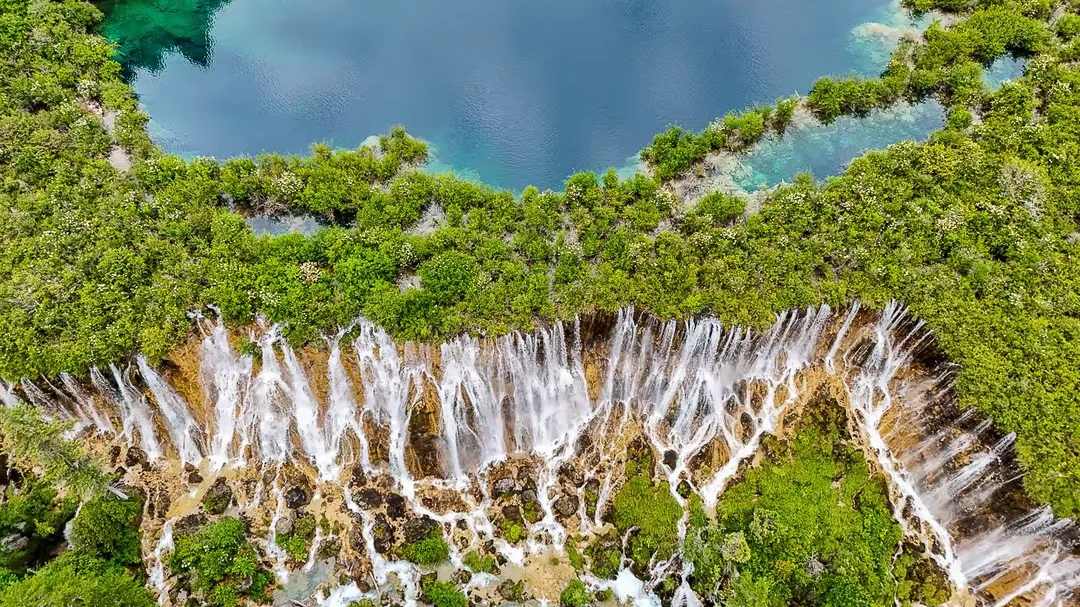 When traveling in the eastern and western parts of China, even though the time zone is the same, the perceived time on your biological clock can be different, e.g., Jiuzhaigou Valley in western China's daylight time is longer. Jiuzhaigou Valley in west China