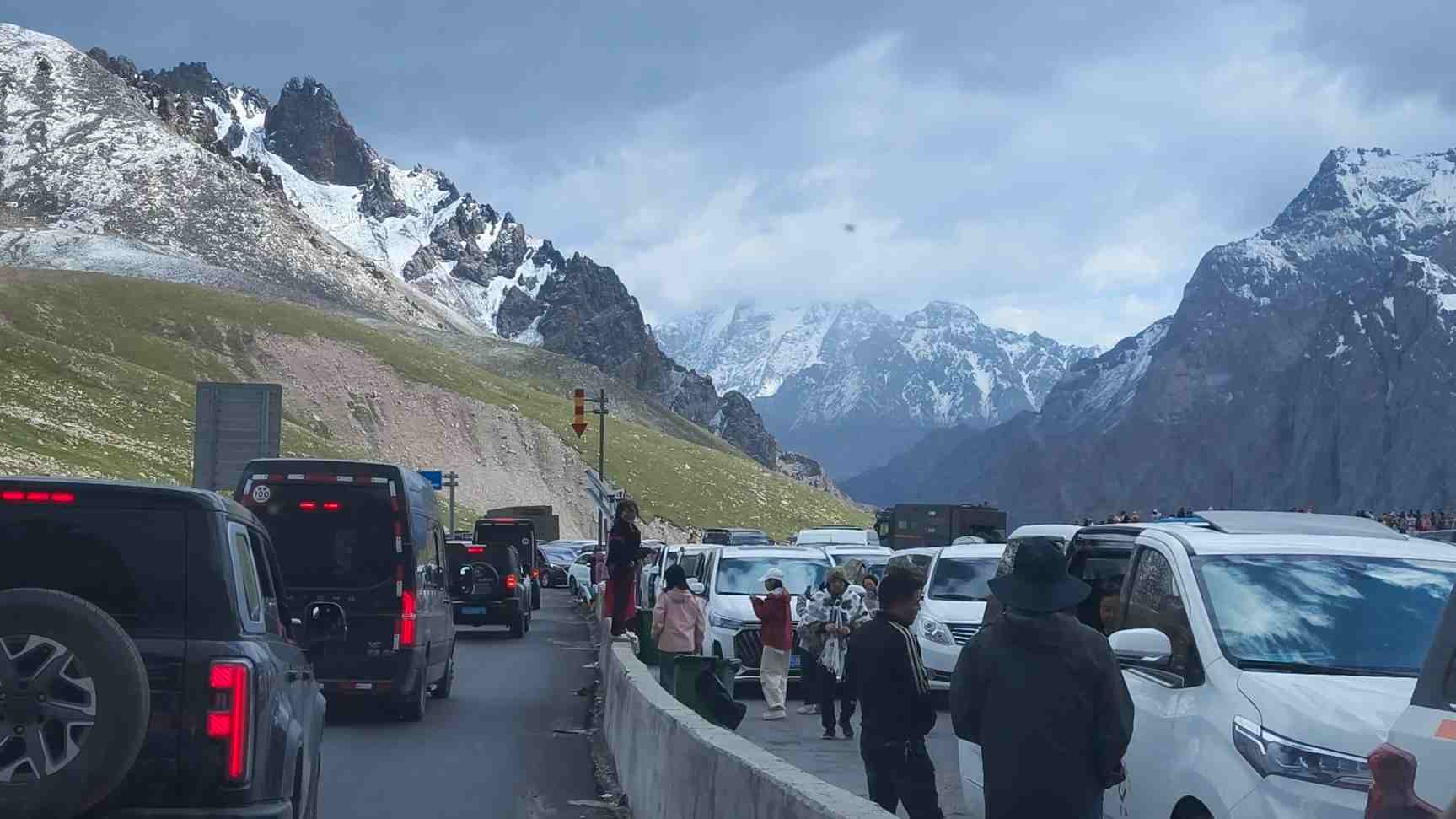 Traffic Jam in Peak Season of Duku Highway
